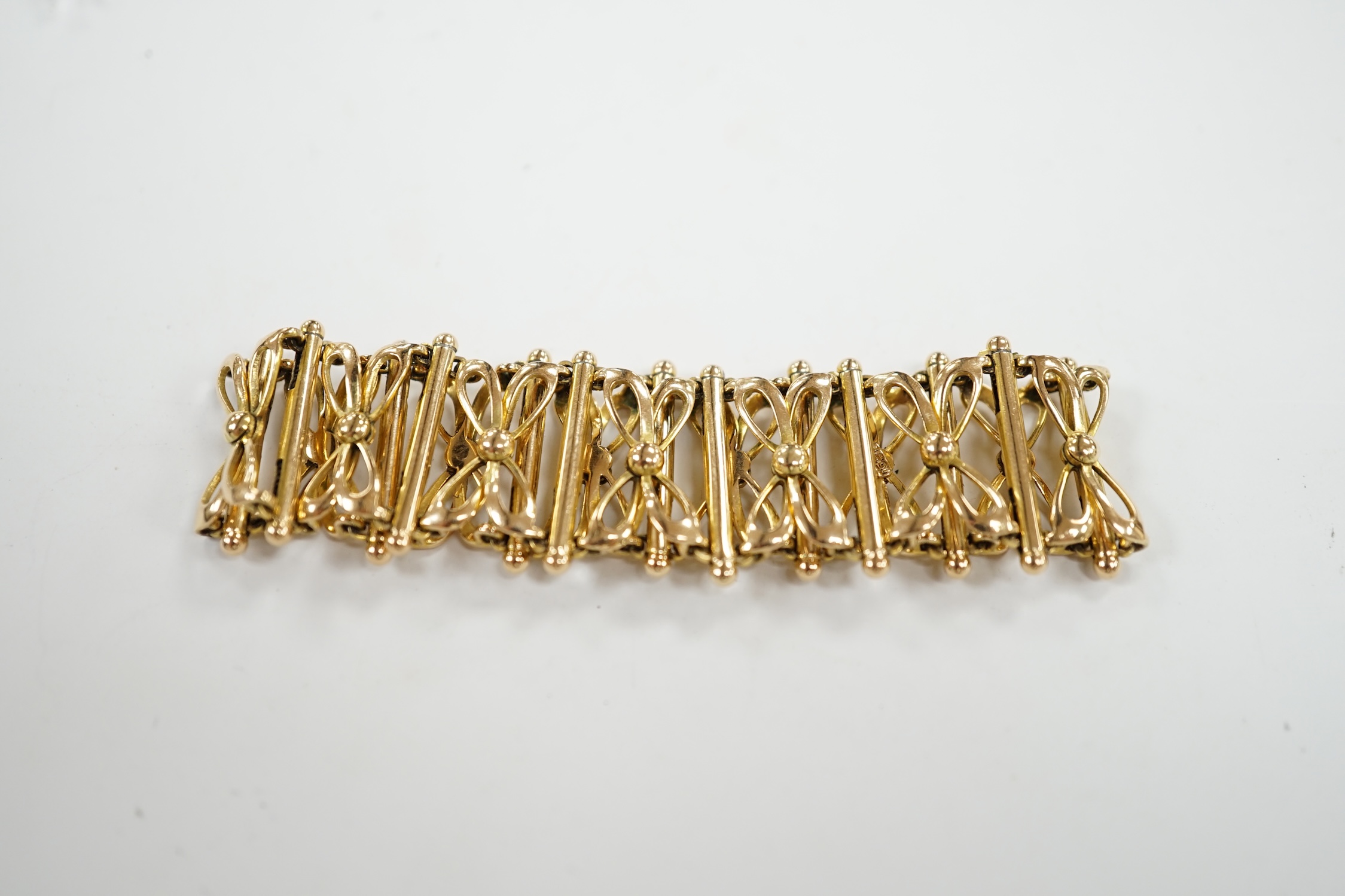 An Edwardian 15ct expanding bracelet, 15cm closed, 18.1 grams. Condition - poor (repair)